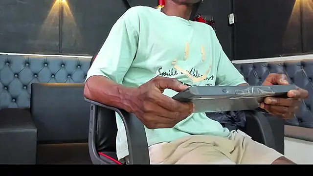 Snapshot of Terrance_z chatting on October 5, 2025, 8:32 pm Terrance z online show from October 5, 2025, 8:32 pm