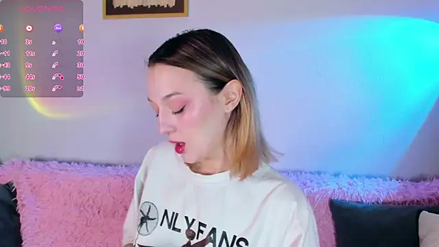 Snapshot of CrystalRey chatting on November 16, 2025, 6:51 am CrystalRey online show from November 16, 2025, 6:51 am