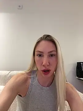 LuisaBecker online show from February 27, 2025, 7:26 pm