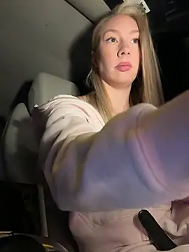 LuisaBecker online show from April 9, 2026, 4:24 pm