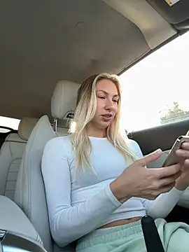 LuisaBecker online show from October 18, 2025, 12:29 pm