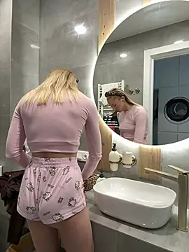 LuisaBecker online show from April 14, 2026, 4:28 am