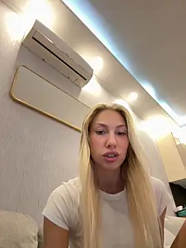 LuisaBecker online show from October 2, 2025, 3:48 pm