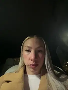 LuisaBecker online show from February 13, 2025, 6:26 pm