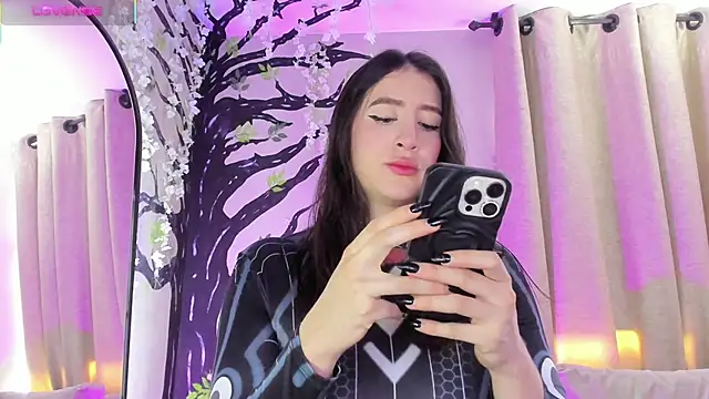 Snapshot of _AlejaCruz_ chatting on November 13, 2025, 6:45 pm AlejaCruz online show from November 13, 2025, 6:45 pm