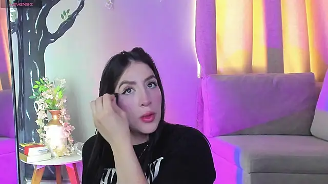 Snapshot of _AlejaCruz_ chatting on November 18, 2025, 5:49 pm AlejaCruz online show from November 18, 2025, 5:49 pm