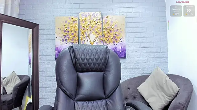 Snapshot of _LaraMom_ chatting on January 7, 2026, 8:03 pm LaraMom online show from January 7, 2026, 8:03 pm