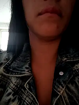 Snapshot of tiffani__love chatting on November 28, 2025, 9:04 pm tiffani love online show from November 28, 2025, 9:04 pm