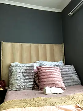 Nicole Liam  online show from November 3, 2025, 4:07 am