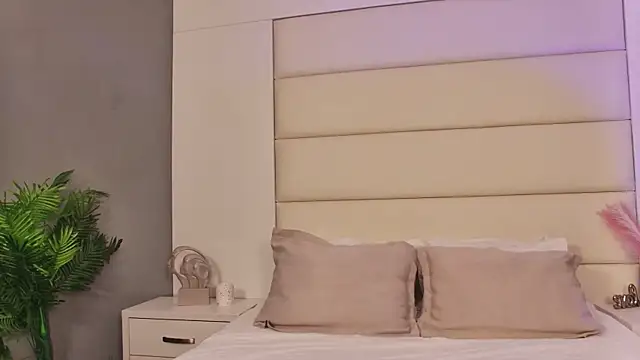 Snapshot of LunaWills_ chatting on September 15, 2025, 4:24 am LunaWills online show from September 15, 2025, 4:24 am