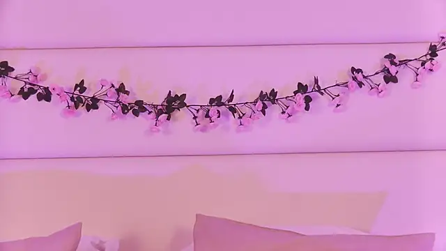 Snapshot of LunaWills_ chatting on March 6, 2025, 8:09 am LunaWills online show from March 6, 2025, 8:09 am