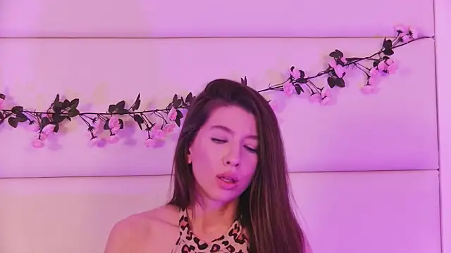 Snapshot of LunaWills_ chatting on March 11, 2025, 8:19 am LunaWills online show from March 11, 2025, 8:19 am