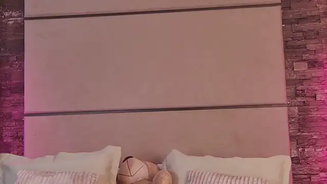 Snapshot of LunaWills_ chatting on March 1, 2025, 5:20 am LunaWills online show from March 1, 2025, 5:20 am