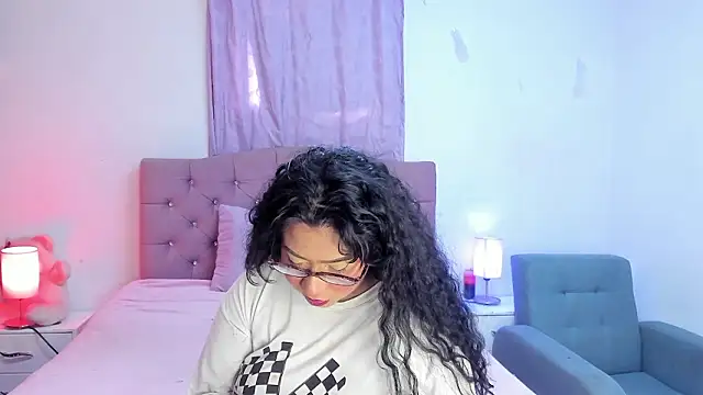 Latinabombsheell online show from February 13, 2026, 8:09 pm