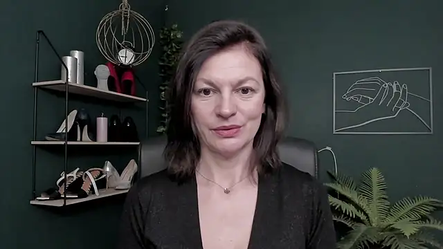 VivianWILD online show from December 16, 2025, 7:01 am