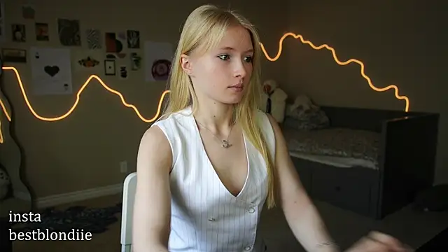 Snapshot of bestblonde chatting on March 3, 2025, 5:52 pm bestblonde online show from March 3, 2025, 5:52 pm