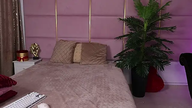 Elliblue online show from October 4, 2025, 8:54 pm