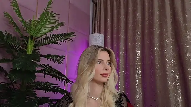 Elliblue online show from October 5, 2025, 7:15 pm