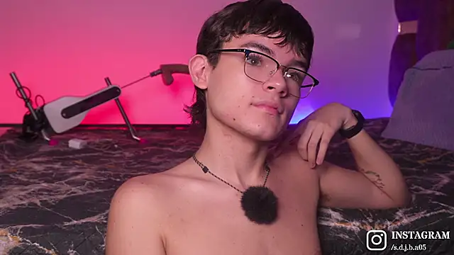 Snapshot of Angelo_018 chatting on November 11, 2025, 12:33 pm Angelo 018 online show from November 11, 2025, 12:33 pm