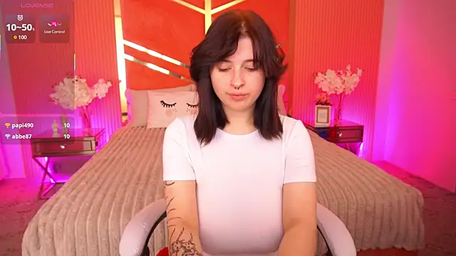 Snapshot of Miki_Kivi chatting on October 17, 2025, 12:14 am Miki Kivi online show from October 17, 2025, 12:14 am