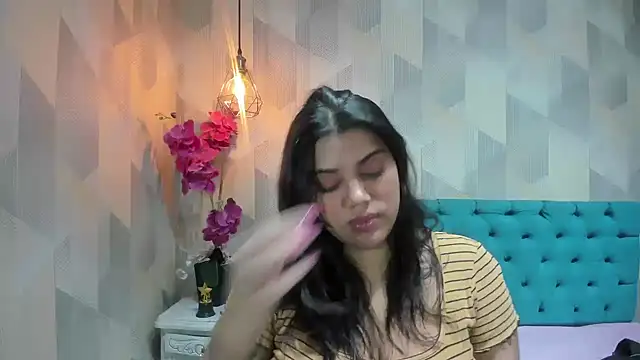 Snapshot of LindaBreeS chatting on May 17, 2026, 1:55 pm LindaBreeS online show from May 17, 2026, 1:55 pm