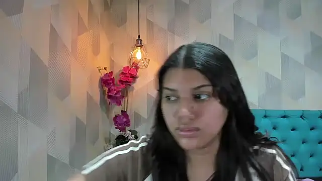 LindaBreeS online show from April 18, 2026, 4:31 pm