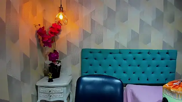 LindaBreeS online show from April 11, 2026, 4:10 pm