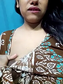 Snapshot of sexyindi_couple chatting on June 3, 2026, 5:52 am sexyindi couple online show from June 3, 2026, 5:52 am