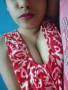 Snapshot of sexyindi_couple chatting on July 4, 2026, 7:48 am sexyindi couple online show from July 4, 2026, 7:48 am