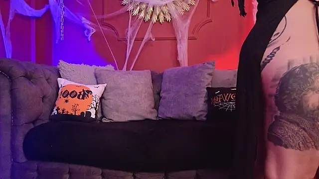 Julieta Russell online show from October 31, 2025, 3:30 pm