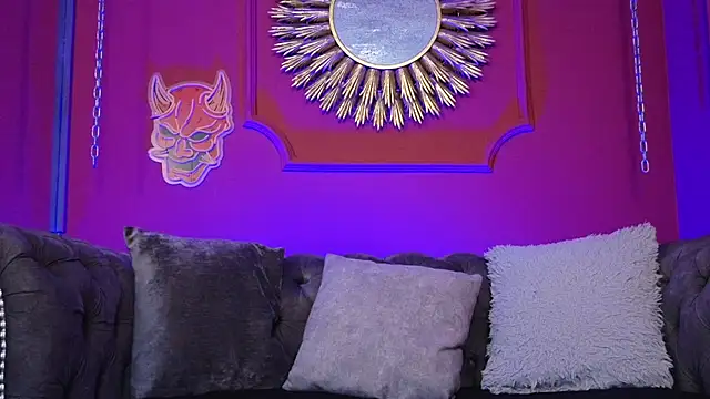 Julieta Russell online show from December 14, 2025, 12:33 pm