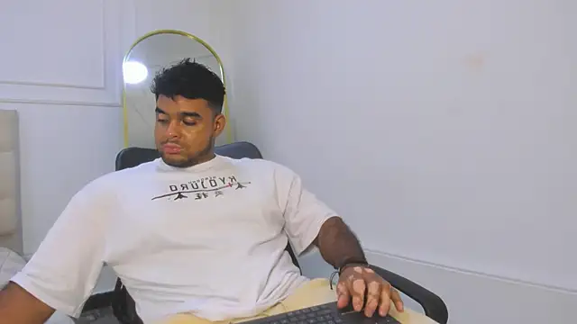 Big furry bear13 online show from February 5, 2026, 3:52 pm