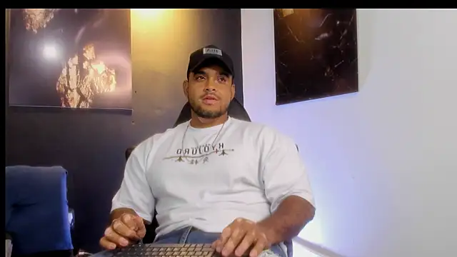 Snapshot of Big_furry_bear13 chatting on October 28, 2025, 5:39 am Big furry bear13 online show from October 28, 2025, 5:39 am