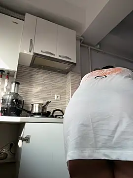 Snapshot of HotXMom chatting on March 4, 2026, 7:27 am HotXMom online show from March 4, 2026, 7:27 am