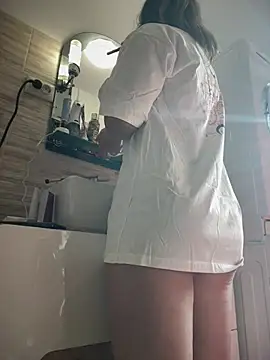 Snapshot of HotXMom chatting on April 15, 2026, 5:46 am HotXMom online show from April 15, 2026, 5:46 am