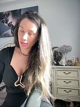 Snapshot of HotXMom chatting on May 15, 2026, 6:22 am HotXMom online show from May 15, 2026, 6:22 am