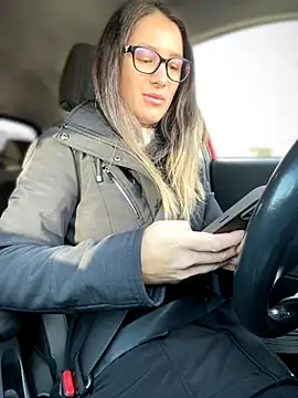 HotXMom online show from November 13, 2025, 6:50 am