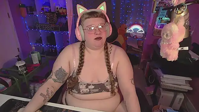 Snapshot of FatVeronica chatting on March 18, 2026, 12:08 pm FatVeronica online show from March 18, 2026, 12:08 pm