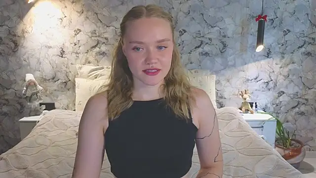 Snapshot of Aurora_Golden1 chatting on July 6, 2026, 7:48 am Aurora Golden1 online show from July 6, 2026, 7:48 am