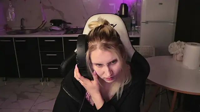 MertyXX online show from April 12, 2026, 9:18 pm