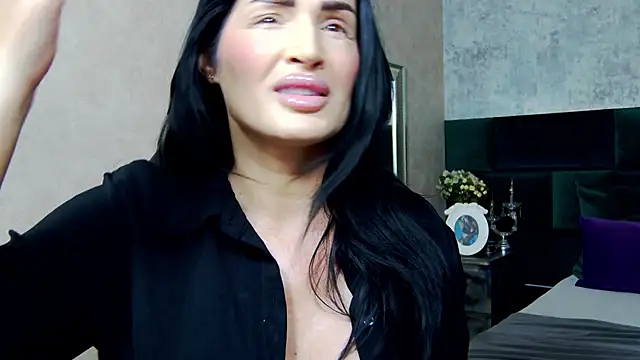 NicolleReyn online show from September 13, 2025, 5:57 pm