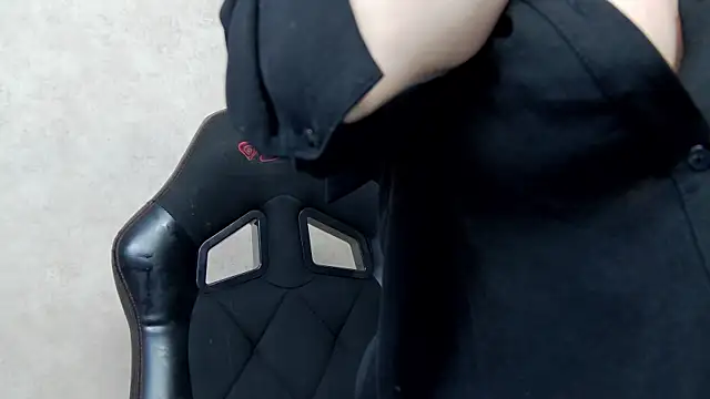 NicolleReyn online show from February 26, 2025, 8:36 pm