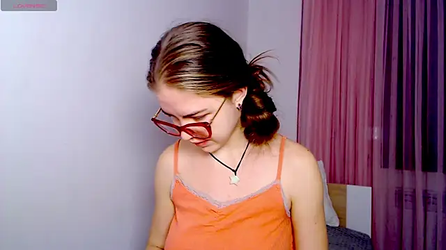 Snapshot of Sarah_HS chatting on November 24, 2025, 2:06 pm Sarah HS online show from November 24, 2025, 2:06 pm