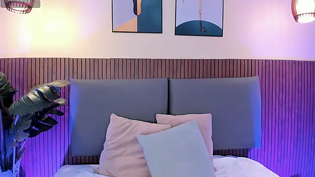 Snapshot of NicolleeEvanss chatting on April 1, 2026, 1:01 pm NicolleeEvanss online show from April 1, 2026, 1:01 pm