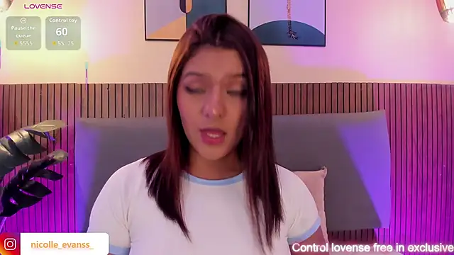 Snapshot of NicolleeEvanss chatting on April 11, 2026, 11:14 am NicolleeEvanss online show from April 11, 2026, 11:14 am