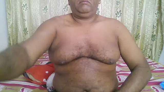 Snapshot of Beargryzzly chatting on December 15, 2024, 7:21 pm Beargryzzly online show from December 15, 2024, 7:21 pm