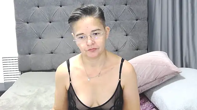 StaceyDarling online show from November 8, 2025, 7:01 am