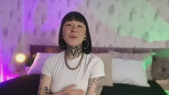 Snapshot of Scolw chatting on October 27, 2025, 8:10 pm Scolw online show from October 27, 2025, 8:10 pm