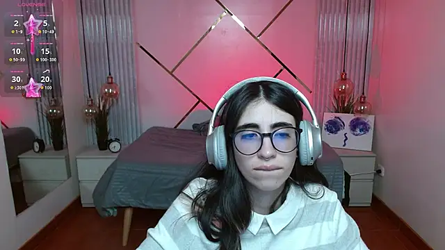 Snapshot of LenaRoses chatting on April 18, 2026, 8:31 pm LenaRoses online show from April 18, 2026, 8:31 pm
