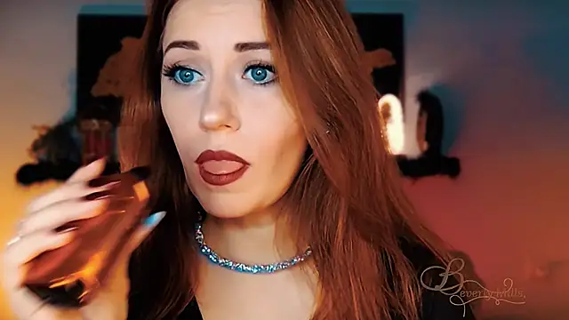 MissBeverlyMills online show from November 28, 2025, 4:12 am